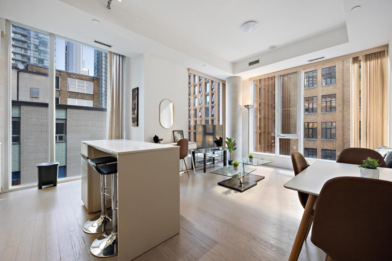 Modern Condo In The Heart Of Downtown Торонто Экстерьер фото