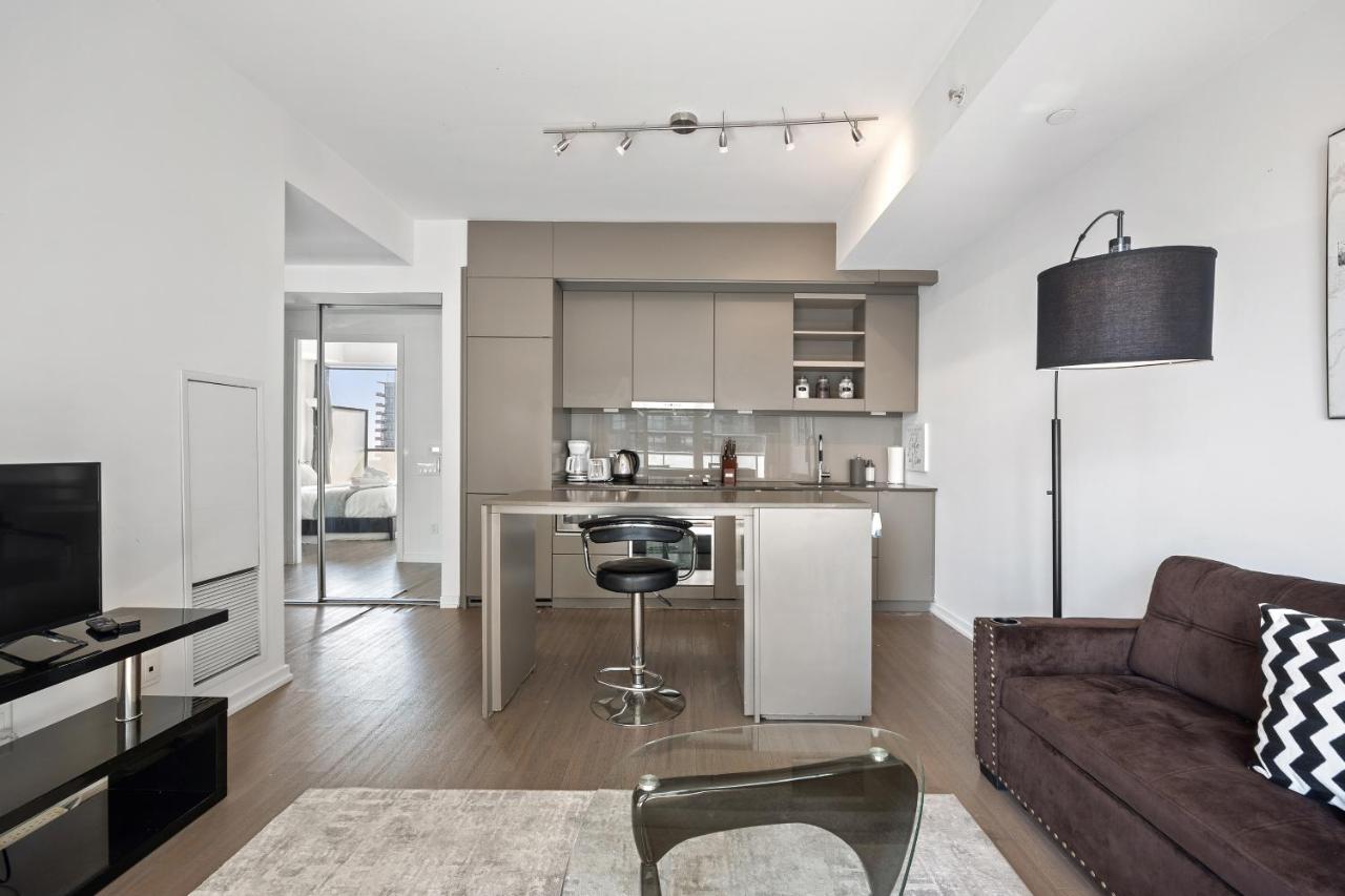 Modern Condo In The Heart Of Downtown Торонто Экстерьер фото