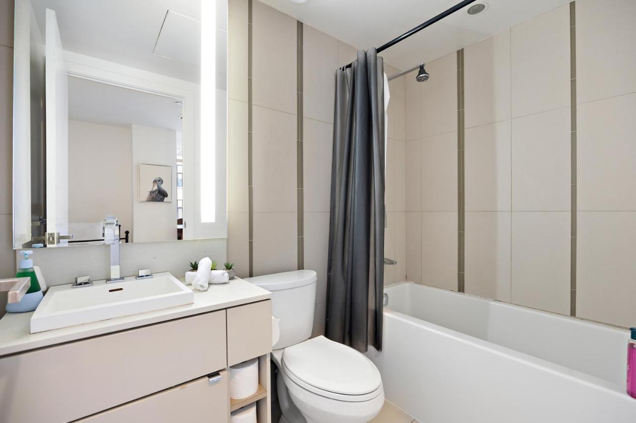 Modern Condo In The Heart Of Downtown Торонто Экстерьер фото